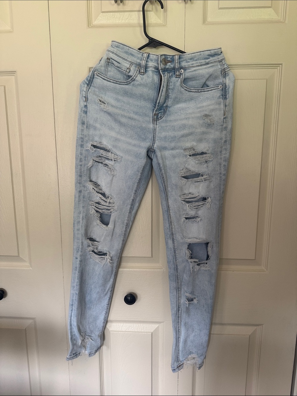 American Eagle Size 0 light wash distress mom jean